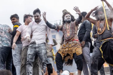 Varanasi, Uttar Pradesh, Hindistan - 20 Mart 2024: Masan Holi, Harishchandra ghat kutlamaları sırasında boyalı yüzlü dindarlar.