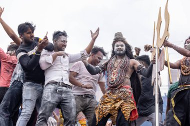 Varanasi, Uttar Pradesh, Hindistan - 20 Mart 2024: Masan Holi, Harishchandra ghat kutlamaları sırasında boyalı yüzlü dindarlar.