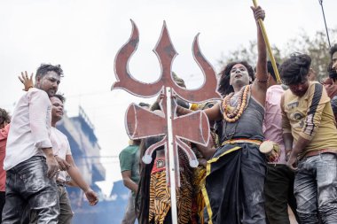 Varanasi, Uttar Pradesh, Hindistan - 20 Mart 2024: Masan Holi, Harishchandra ghat kutlamaları sırasında boyalı yüzlü dindarlar.