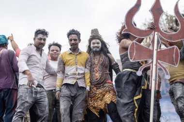 Varanasi, Uttar Pradesh, Hindistan - 20 Mart 2024: Masan Holi, Harishchandra ghat kutlamaları sırasında boyalı yüzlü dindarlar.