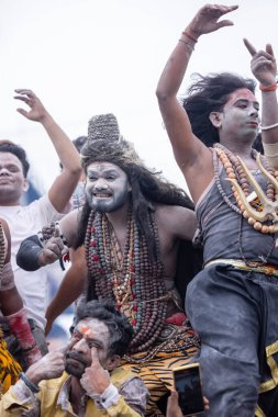 Varanasi, Uttar Pradesh, Hindistan - 20 Mart 2024: Masan Holi, Harishchandra ghat kutlamaları sırasında boyalı yüzlü dindarlar.