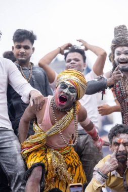 Varanasi, Uttar Pradesh, Hindistan - 20 Mart 2024: Masan Holi, Harishchandra ghat kutlamaları sırasında boyalı yüzlü dindarlar.