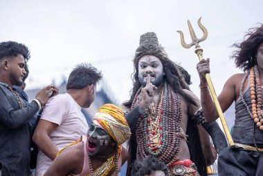 Varanasi, Uttar Pradesh, Hindistan - 20 Mart 2024: Masan Holi, Harishchandra ghat kutlamaları sırasında boyalı yüzlü dindarlar.