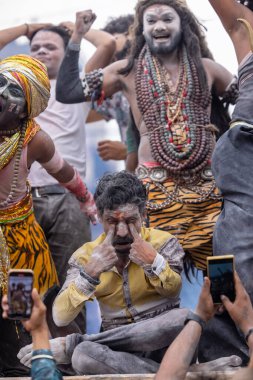 Varanasi, Uttar Pradesh, Hindistan - 20 Mart 2024: Masan Holi, Harishchandra ghat kutlamaları sırasında boyalı yüzlü dindarlar.