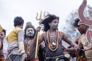 Varanasi, Uttar Pradesh, Hindistan - 20 Mart 2024: Masan Holi, Harishchandra ghat kutlamaları sırasında boyalı yüzlü dindarlar.