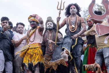 Varanasi, Uttar Pradesh, Hindistan - 20 Mart 2024: Masan Holi, Harishchandra ghat kutlamaları sırasında boyalı yüzlü dindarlar.