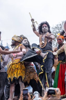 Varanasi, Uttar Pradesh, Hindistan - 20 Mart 2024: Masan Holi, Harishchandra ghat kutlamaları sırasında boyalı yüzlü dindarlar.
