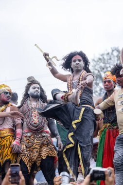 Varanasi, Uttar Pradesh, Hindistan - 20 Mart 2024: Masan Holi, Harishchandra ghat kutlamaları sırasında boyalı yüzlü dindarlar.