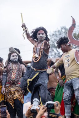 Varanasi, Uttar Pradesh, Hindistan - 20 Mart 2024: Masan Holi, Harishchandra ghat kutlamaları sırasında boyalı yüzlü dindarlar.