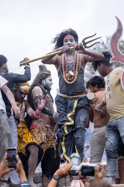 Varanasi, Uttar Pradesh, Hindistan - 20 Mart 2024: Masan Holi, Harishchandra ghat kutlamaları sırasında boyalı yüzlü dindarlar.