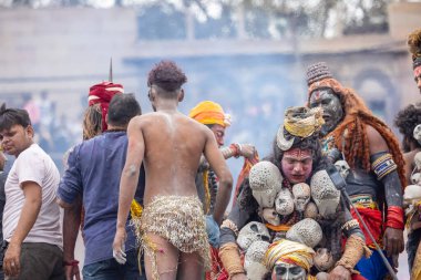 Varanasi, Uttar Pradesh, Hindistan - 20 Mart 2024: Masan Holi, Harishchandra ghat kutlamaları sırasında boyalı yüzlü dindarlar.
