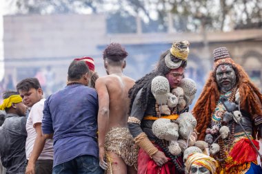 Varanasi, Uttar Pradesh, Hindistan - 20 Mart 2024: Masan Holi, Harishchandra ghat kutlamaları sırasında boyalı yüzlü dindarlar.