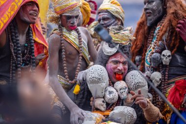 Varanasi, Uttar Pradesh, Hindistan - 20 Mart 2024: Masan Holi, Harishchandra ghat kutlamaları sırasında boyalı yüzlü dindarlar.