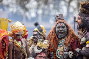 Varanasi, Uttar Pradesh, Hindistan - 20 Mart 2024: Masan Holi, Harishchandra ghat kutlamaları sırasında boyalı yüzlü dindarlar.