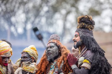 Varanasi, Uttar Pradesh, Hindistan - 20 Mart 2024: Masan Holi, Harishchandra ghat kutlamaları sırasında boyalı yüzlü dindarlar.