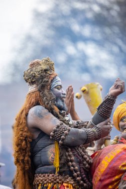 Varanasi, Uttar Pradesh, Hindistan - 20 Mart 2024: Masan Holi, Harishchandra ghat kutlamaları sırasında boyalı yüzlü dindarlar.