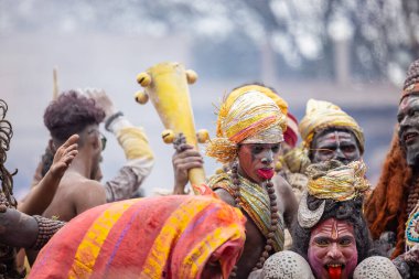 Varanasi, Uttar Pradesh, Hindistan - 20 Mart 2024: Masan Holi, Harishchandra ghat kutlamaları sırasında boyalı yüzlü dindarlar.