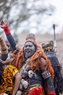 Varanasi, Uttar Pradesh, Hindistan - 20 Mart 2024: Masan Holi, Harishchandra ghat kutlamaları sırasında boyalı yüzlü dindarlar.