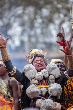 Varanasi, Uttar Pradesh, Hindistan - 20 Mart 2024: Masan Holi, Harishchandra ghat kutlamaları sırasında boyalı yüzlü dindarlar.