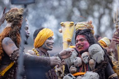 Varanasi, Uttar Pradesh, Hindistan - 20 Mart 2024: Masan Holi, Harishchandra ghat kutlamaları sırasında boyalı yüzlü dindarlar.