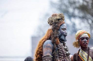 Varanasi, Uttar Pradesh, Hindistan - 20 Mart 2024: Masan Holi, Harishchandra ghat kutlamaları sırasında boyalı yüzlü dindarlar.