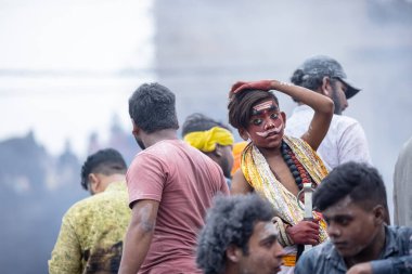 Varanasi, Uttar Pradesh, Hindistan - 20 Mart 2024: Masan Holi, Harishchandra ghat kutlamaları sırasında boyalı yüzlü dindarlar.