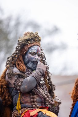 Varanasi, Uttar Pradesh, Hindistan - 20 Mart 2024: Masan Holi, Harishchandra ghat kutlamaları sırasında boyalı yüzlü dindarlar.