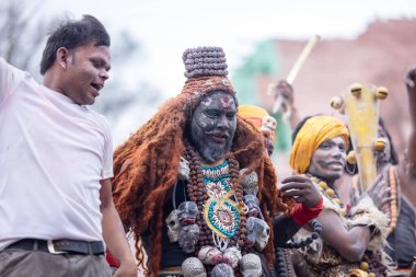 Varanasi, Uttar Pradesh, Hindistan - 20 Mart 2024: Masan Holi, Harishchandra ghat kutlamaları sırasında boyalı yüzlü dindarlar.