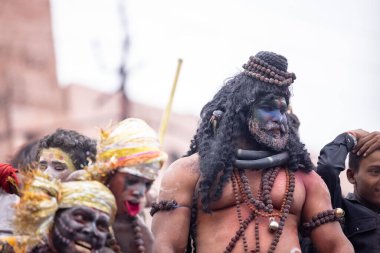 Varanasi, Uttar Pradesh, Hindistan - 20 Mart 2024: Masan Holi, Harishchandra ghat kutlamaları sırasında boyalı yüzlü dindarlar.