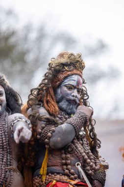Varanasi, Uttar Pradesh, Hindistan - 20 Mart 2024: Masan Holi, Harishchandra ghat kutlamaları sırasında boyalı yüzlü dindarlar.