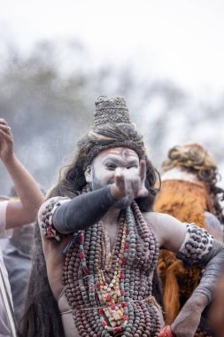 Varanasi, Uttar Pradesh, Hindistan - 20 Mart 2024: Masan Holi, Harishchandra ghat kutlamaları sırasında boyalı yüzlü dindarlar.