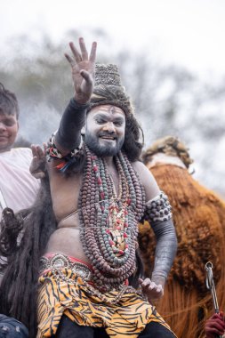 Varanasi, Uttar Pradesh, Hindistan - 20 Mart 2024: Masan Holi, Harishchandra ghat kutlamaları sırasında boyalı yüzlü dindarlar.