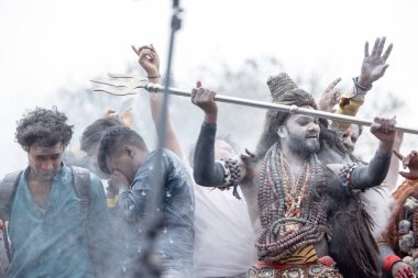 Varanasi, Uttar Pradesh, Hindistan - 20 Mart 2024: Masan Holi, Harishchandra ghat kutlamaları sırasında boyalı yüzlü dindarlar.