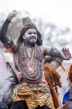 Varanasi, Uttar Pradesh, Hindistan - 20 Mart 2024: Masan Holi, Harishchandra ghat 'ta düzenlenen kutlama sırasında efendi shiva gibi giyinmiş kuru külle boyanmış bir erkek dindar portresi.