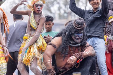 Varanasi, Uttar Pradesh, Hindistan - 20 Mart 2024: Masan Holi, Harishchandra ghat 'ta düzenlenen kutlama sırasında efendi shiva gibi giyinmiş kuru külle boyanmış bir erkek dindar portresi.