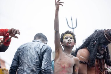 Varanasi, Uttar Pradesh, Hindistan - 20 Mart 2024: Masan Holi, Harishchandra ghat 'ta düzenlenen kutlama sırasında efendi shiva gibi giyinmiş kuru külle boyanmış bir erkek dindar portresi.