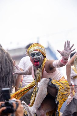 Varanasi, Uttar Pradesh, Hindistan - 20 Mart 2024: Masan Holi, Harishchandra ghat 'ta düzenlenen kutlama sırasında efendi shiva gibi giyinmiş kuru külle boyanmış bir erkek dindar portresi.