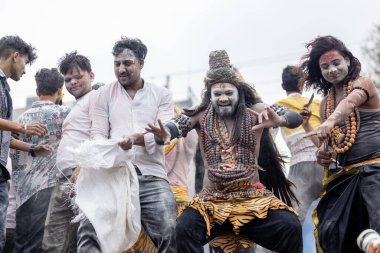 Varanasi, Uttar Pradesh, Hindistan - 20 Mart 2024: Masan Holi, Harishchandra ghat 'ta düzenlenen kutlama sırasında efendi shiva gibi giyinmiş kuru külle boyanmış bir erkek dindar portresi.