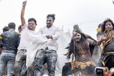 Varanasi, Uttar Pradesh, Hindistan - 20 Mart 2024: Masan Holi, Harishchandra ghat 'ta düzenlenen kutlama sırasında efendi shiva gibi giyinmiş kuru külle boyanmış bir erkek dindar portresi.