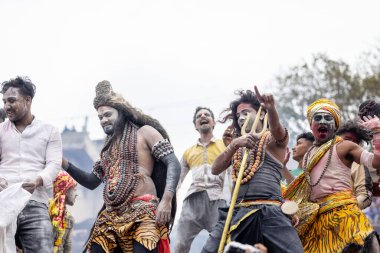 Varanasi, Uttar Pradesh, Hindistan - 20 Mart 2024: Masan Holi, Harishchandra ghat 'ta düzenlenen kutlama sırasında efendi shiva gibi giyinmiş kuru külle boyanmış bir erkek dindar portresi.