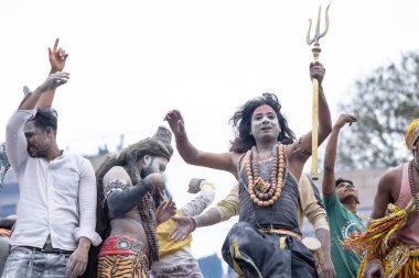 Varanasi, Uttar Pradesh, Hindistan - 20 Mart 2024: Masan Holi, Harishchandra ghat 'ta düzenlenen kutlama sırasında efendi shiva gibi giyinmiş kuru külle boyanmış bir erkek dindar portresi.