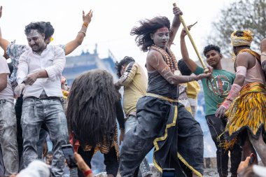 Varanasi, Uttar Pradesh, Hindistan - 20 Mart 2024: Masan Holi, Harishchandra ghat 'ta düzenlenen kutlama sırasında efendi shiva gibi giyinmiş kuru külle boyanmış bir erkek dindar portresi.