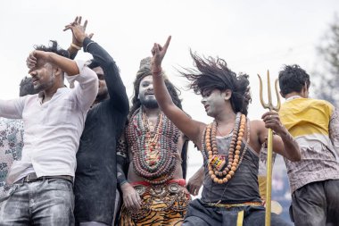 Varanasi, Uttar Pradesh, Hindistan - 20 Mart 2024: Masan Holi, Harishchandra ghat 'ta düzenlenen kutlama sırasında efendi shiva gibi giyinmiş kuru külle boyanmış bir erkek dindar portresi.