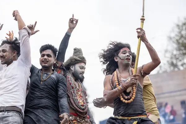 Varanasi, Uttar Pradesh, Hindistan - 20 Mart 2024: Masan Holi, Harishchandra ghat kutlamaları sırasında boyalı yüzlü dindarlar.