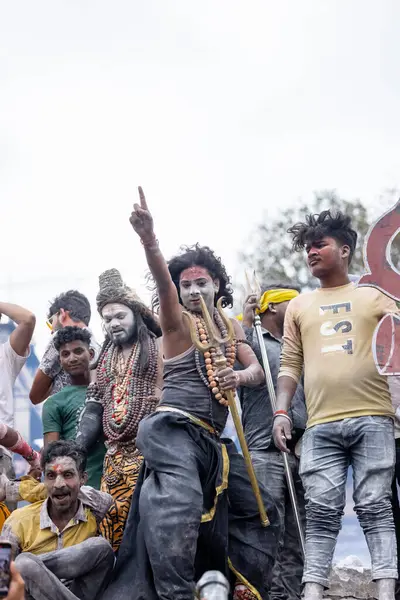 Varanasi, Uttar Pradesh, Hindistan - 20 Mart 2024: Masan Holi, Harishchandra ghat kutlamaları sırasında boyalı yüzlü dindarlar.