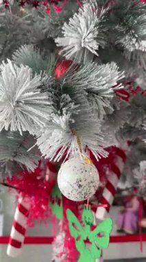 Yeni yıl ve oyuncaklı Noel ağacı 