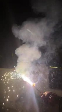 Hindistan 'daki Diwali Festivali' nde gökyüzü videosunda havai fişek patlattı..  