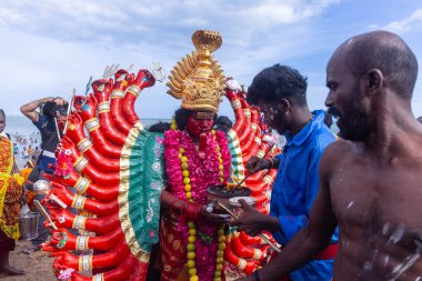 Kulashekharapatnam, Tamilnadu, Hindistan - 12 Ekim 2024: Kulasai, Hint Hindu ressam portresi ve kulasai dasara festivalinin ayinlerini gerçekleştirmek için bir tarikat karakteri gibi giyinmiş.