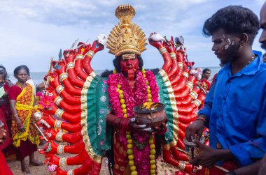 Kulashekharapatnam, Tamilnadu, Hindistan - 12 Ekim 2024: Kulasai, Hint Hindu ressam portresi ve kulasai dasara festivalinin ayinlerini gerçekleştirmek için bir tarikat karakteri gibi giyinmiş.