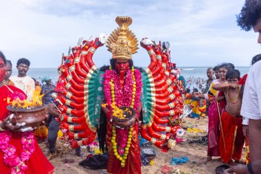 Kulashekharapatnam, Tamilnadu, Hindistan - 12 Ekim 2024: Kulasai, Hint Hindu ressam portresi ve kulasai dasara festivalinin ayinlerini gerçekleştirmek için bir tarikat karakteri gibi giyinmiş.